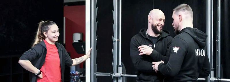 Les coachs de Fightness Training, sourire aux lèvres, dans la salle