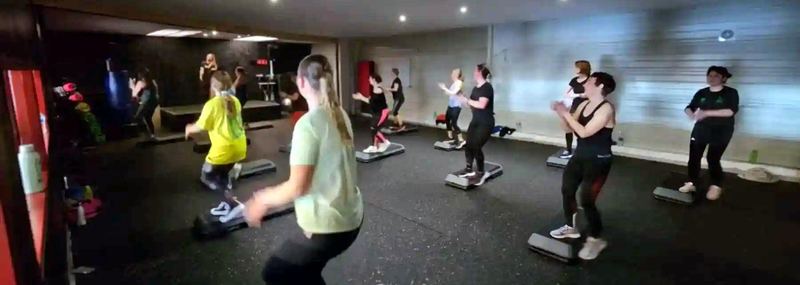 Un cours de Step dans la salle de cours collectifs