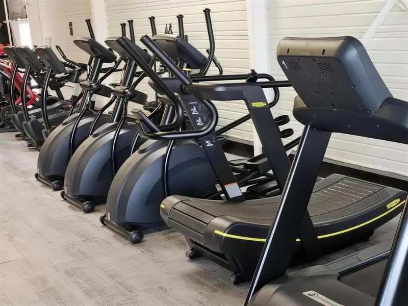 L'espace cardio : vélos elliptiques et tapis de course alignés