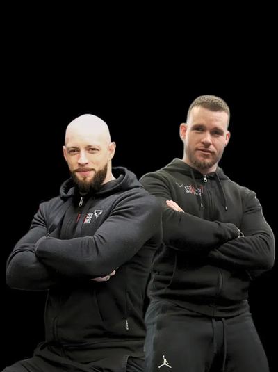 Kevin et Frank, les deux coachs gérants, bras croisés sur fond noir